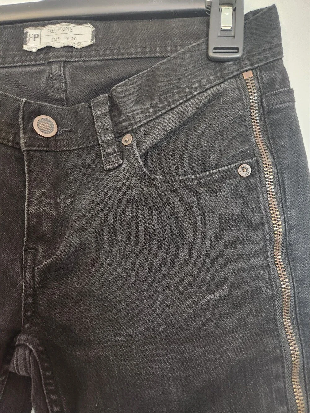 FREE PEOPLE BLACK SKINNY SIDE LEG ZIPPER JEANS, 26